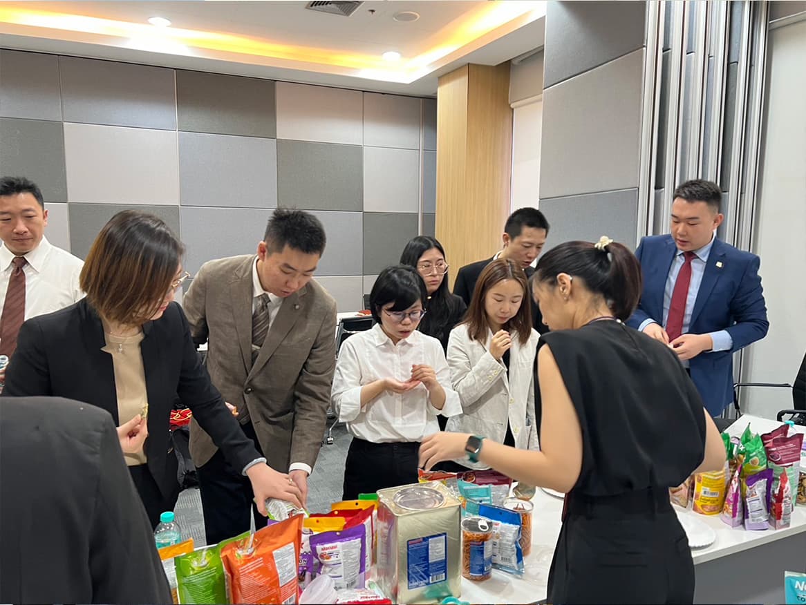 ผู้ประกอบการ SME นำเสนอสินค้าและพูดคุยกับทีมที่ปรึกษา